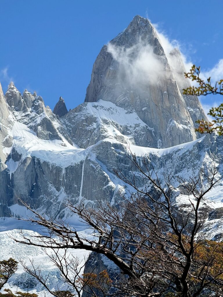 El macizo granítico del Fitz Roy entre nubes, Patagonia austral
