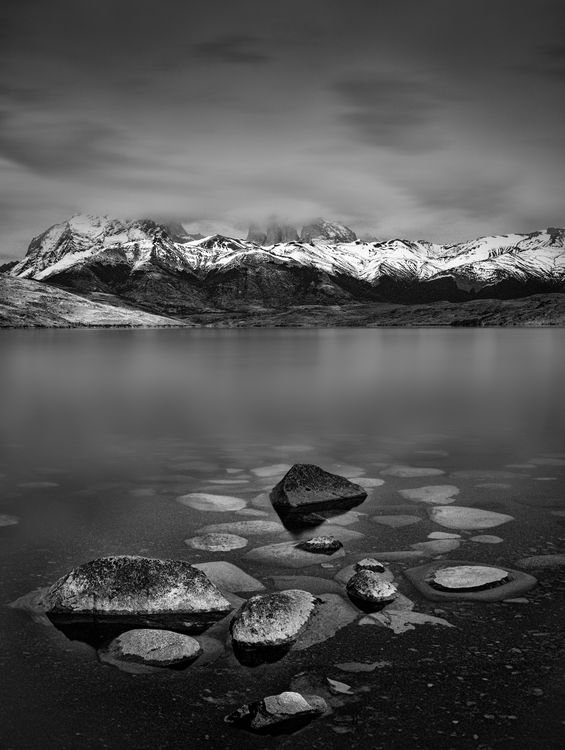 Lago y montañas en la Patagonia chilena