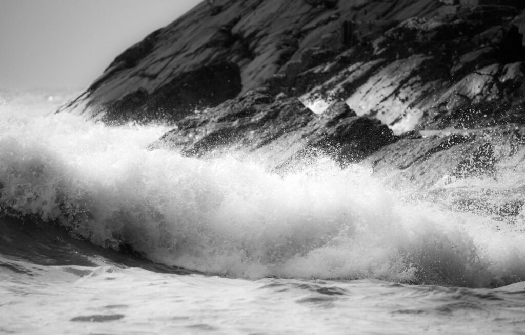 Olas rompiendo contra rocas en el océano austral