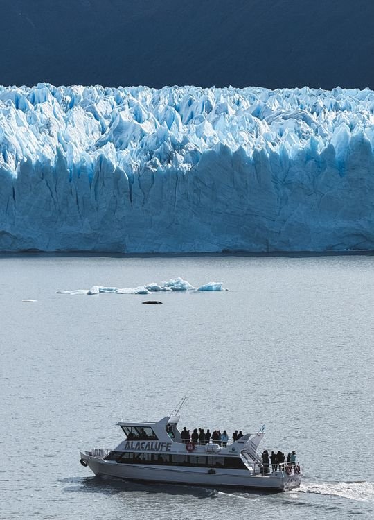 Barco de pasajeros frente al glaciar Perito Moreno