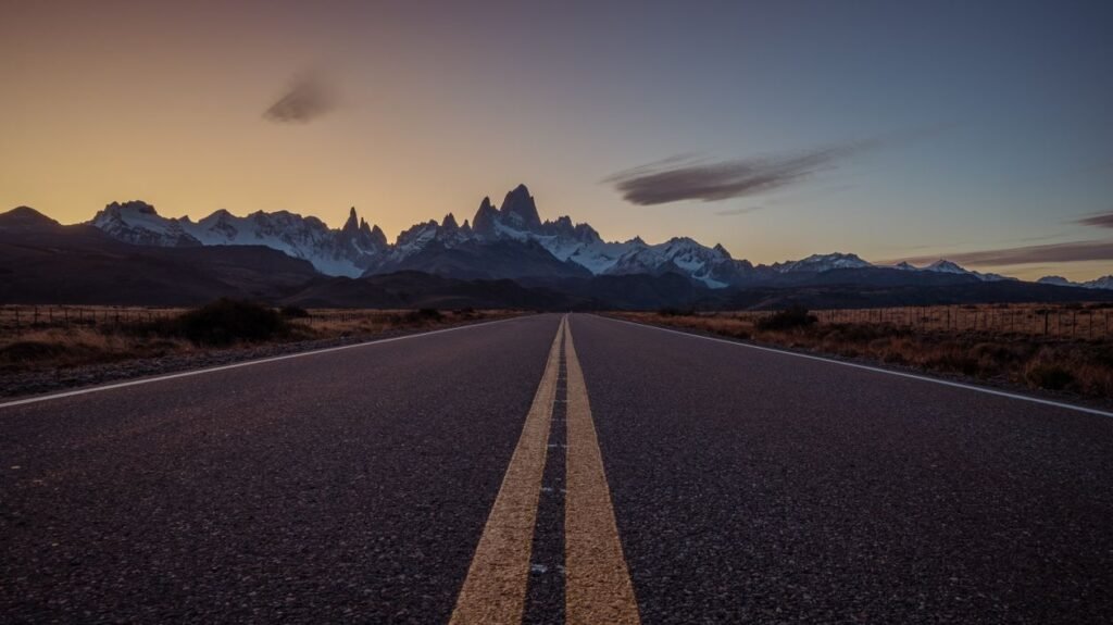 Montañas patagónicas vistas desde el camino