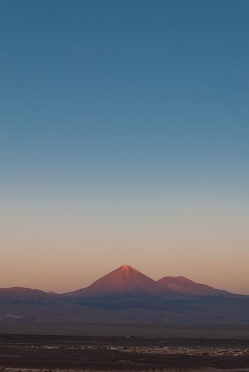 Silueta de montaña patagónica bajo cielo azul
